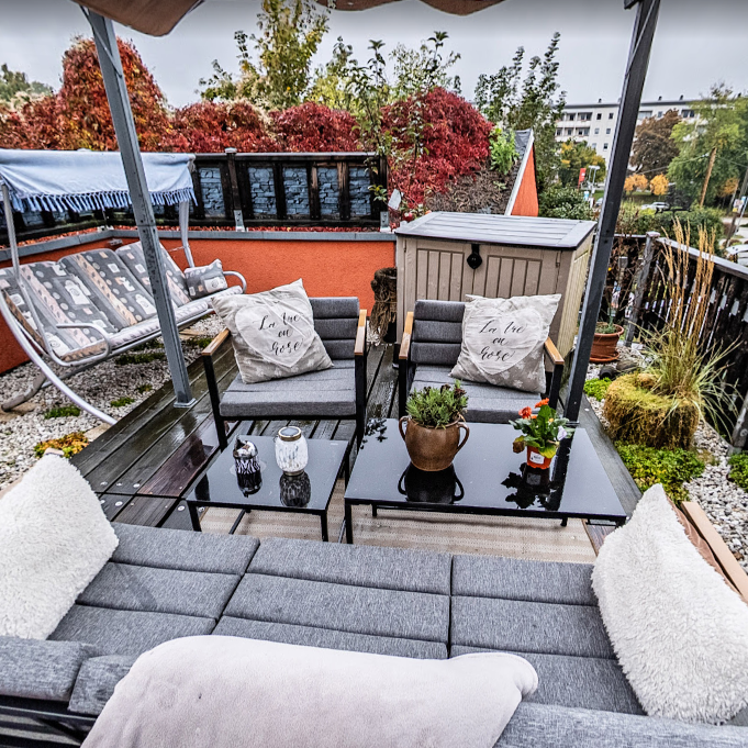 Terrasse der Pension Kluge Freiberg Sonnenterrasse der Pension Kluge in Freiberg mit gemütlicher Sitzlounge und Ausblick in den Garten.