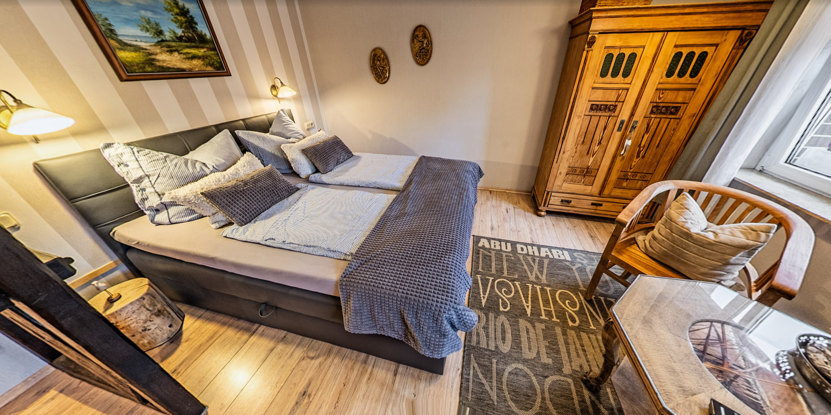 Doppelzimmer der Pension Kluge mit zwei Einzelbetten, warmem Licht und moderner Ausstattung.
