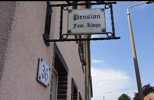 Eingangsschild der Pension Kluge an der Brander Straße 36 in Freiberg.