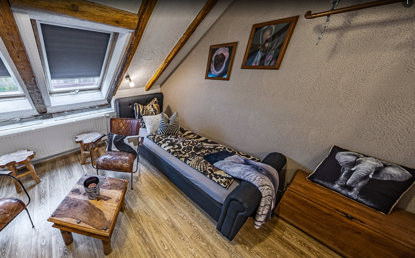 Mehrbettzimmer unter dem Dach der Pension Kluge in Freiberg, ideal für Familien und Monteure.